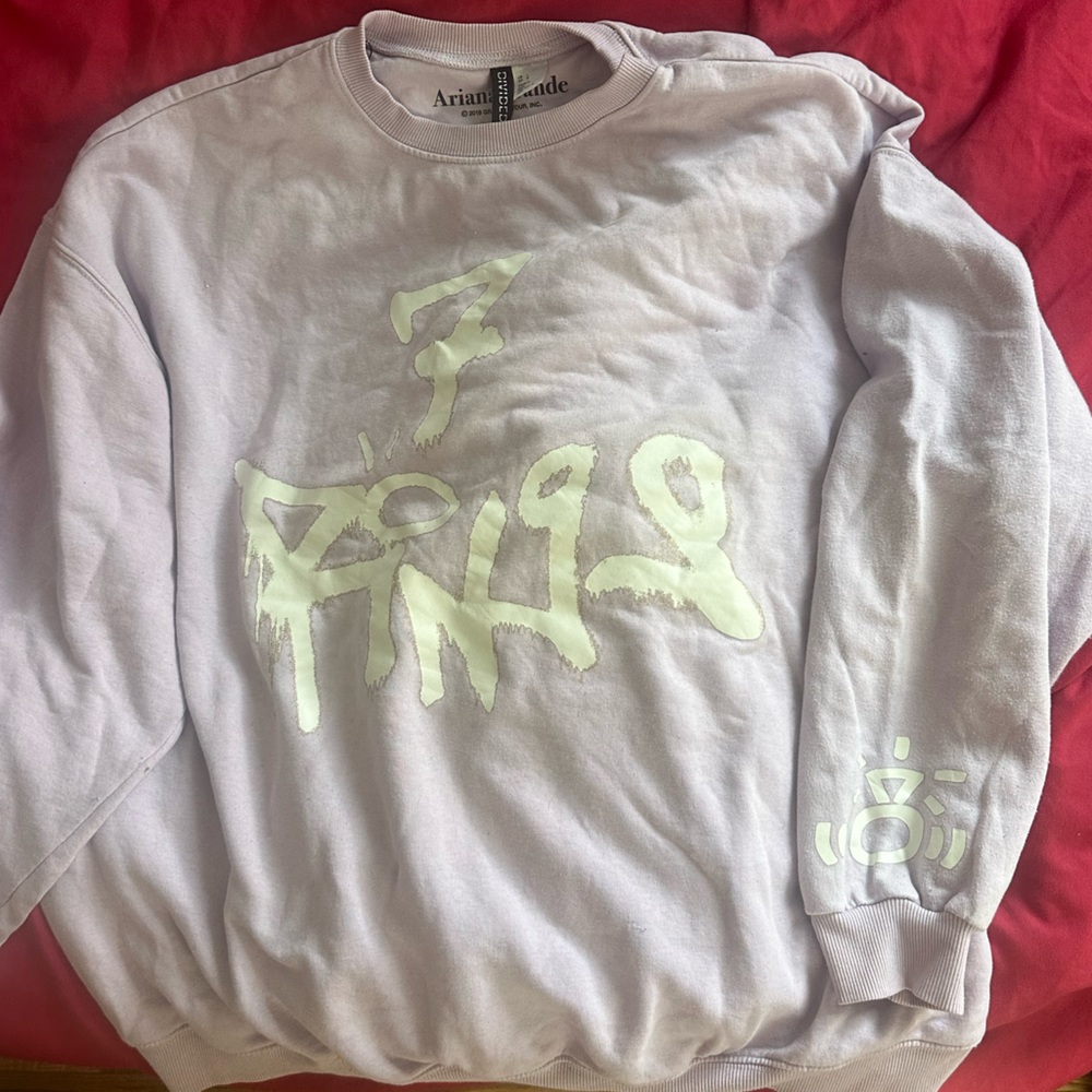 Ariana Grande 7 rings crewneck H&M collection